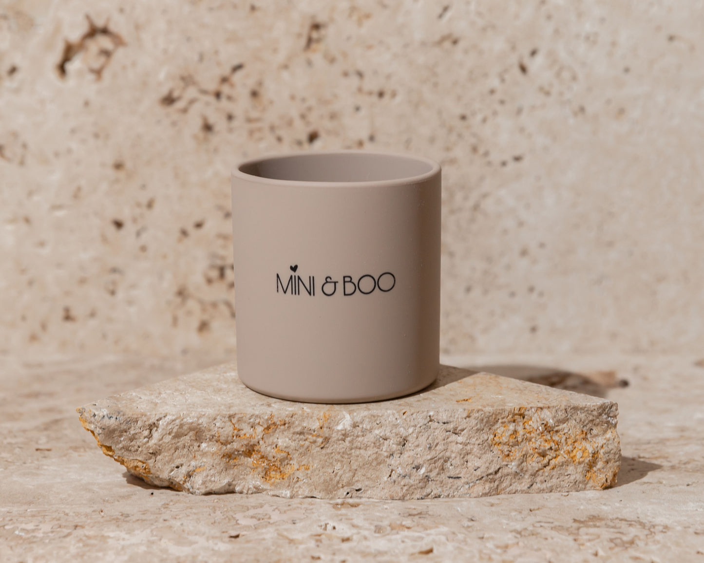 Mini and Boo silicone kiddy cup – 250 ml plastic-free, BPA, lead and phthalate-free, soft silicone, dishwasher safe toddler transition cup with flat bottom for stability.