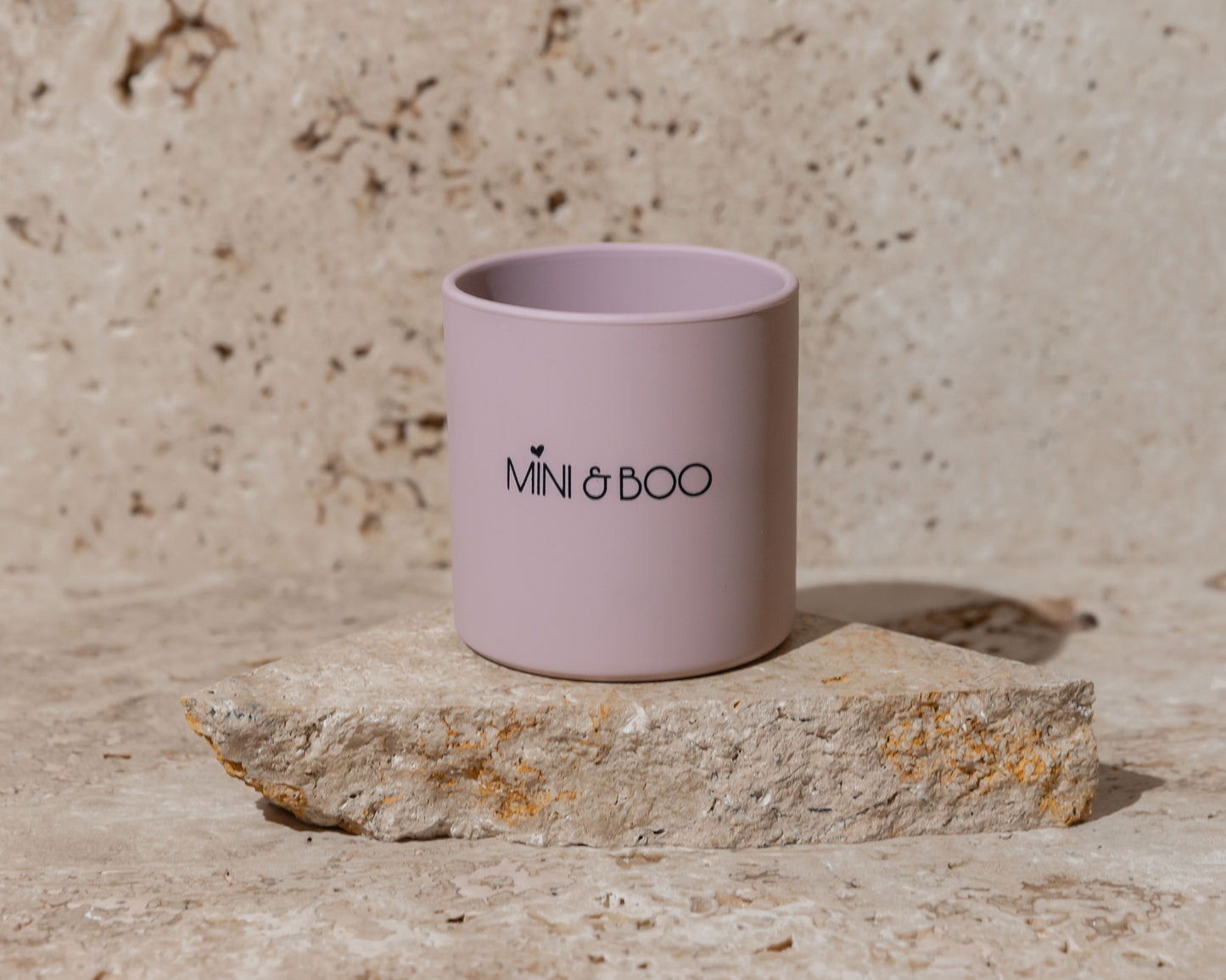 Mini and Boo silicone kiddy cup – 250 ml plastic-free, BPA, lead and phthalate-free, soft silicone, dishwasher safe toddler transition cup with flat bottom for stability.