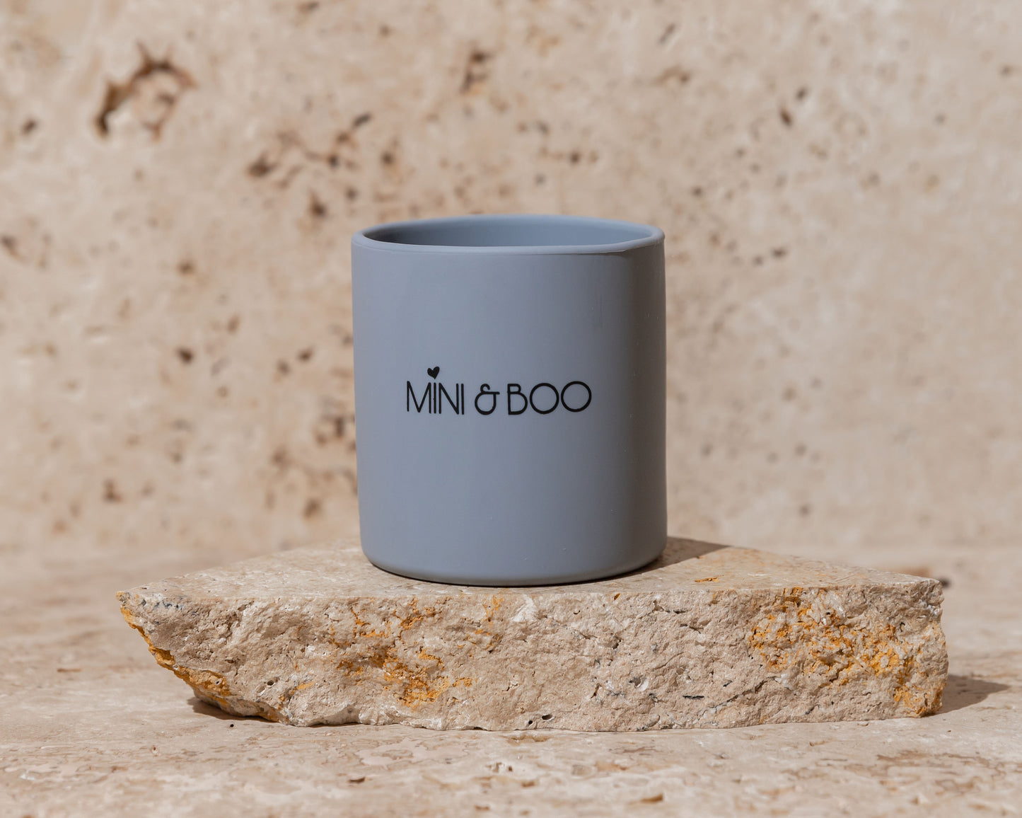 Mini and Boo silicone kiddy cup – 250 ml plastic-free, BPA, lead and phthalate-free, soft silicone, dishwasher safe toddler transition cup with flat bottom for stability.