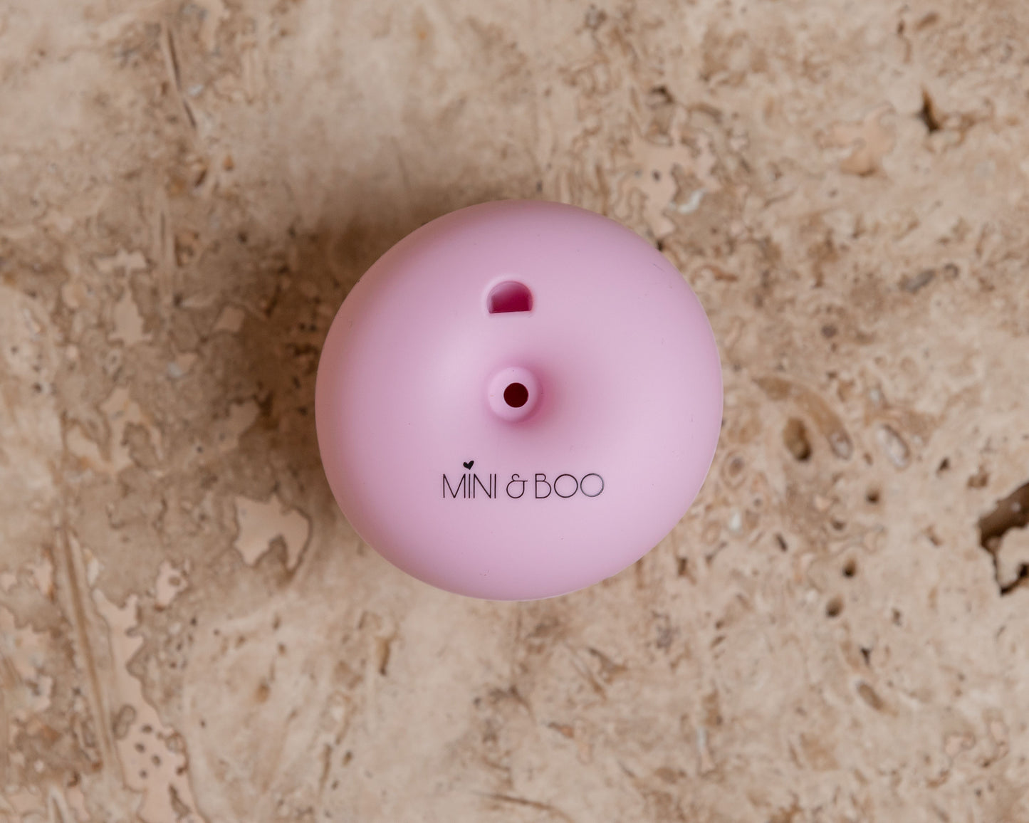 Mini and Boo silicone straw lid – stretchable food-grade silicone lid designed for 350 ml stainless steel cups, fits 5–8.5 cm diameter, BPA-free, lead-free, phthalate-free, leak-resistant for on-the-go use.