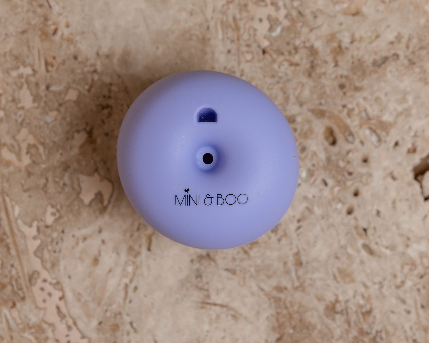 Mini and Boo silicone straw lid – stretchable food-grade silicone lid designed for 350 ml stainless steel cups, fits 5–8.5 cm diameter, BPA-free, lead-free, phthalate-free, leak-resistant for on-the-go use.