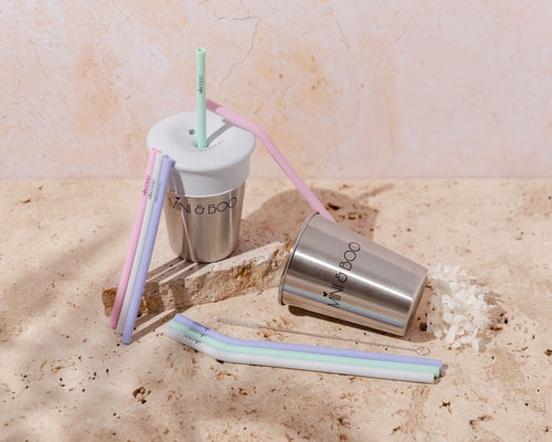 Mini and Boo Mega Drink Pack – includes two 350 ml stainless steel cups, four large bent silicone straws, four short silicone straws, two silicone straw lids, and one straw cleaning brush – spill-proof, BPA-free on-the-go drink set.